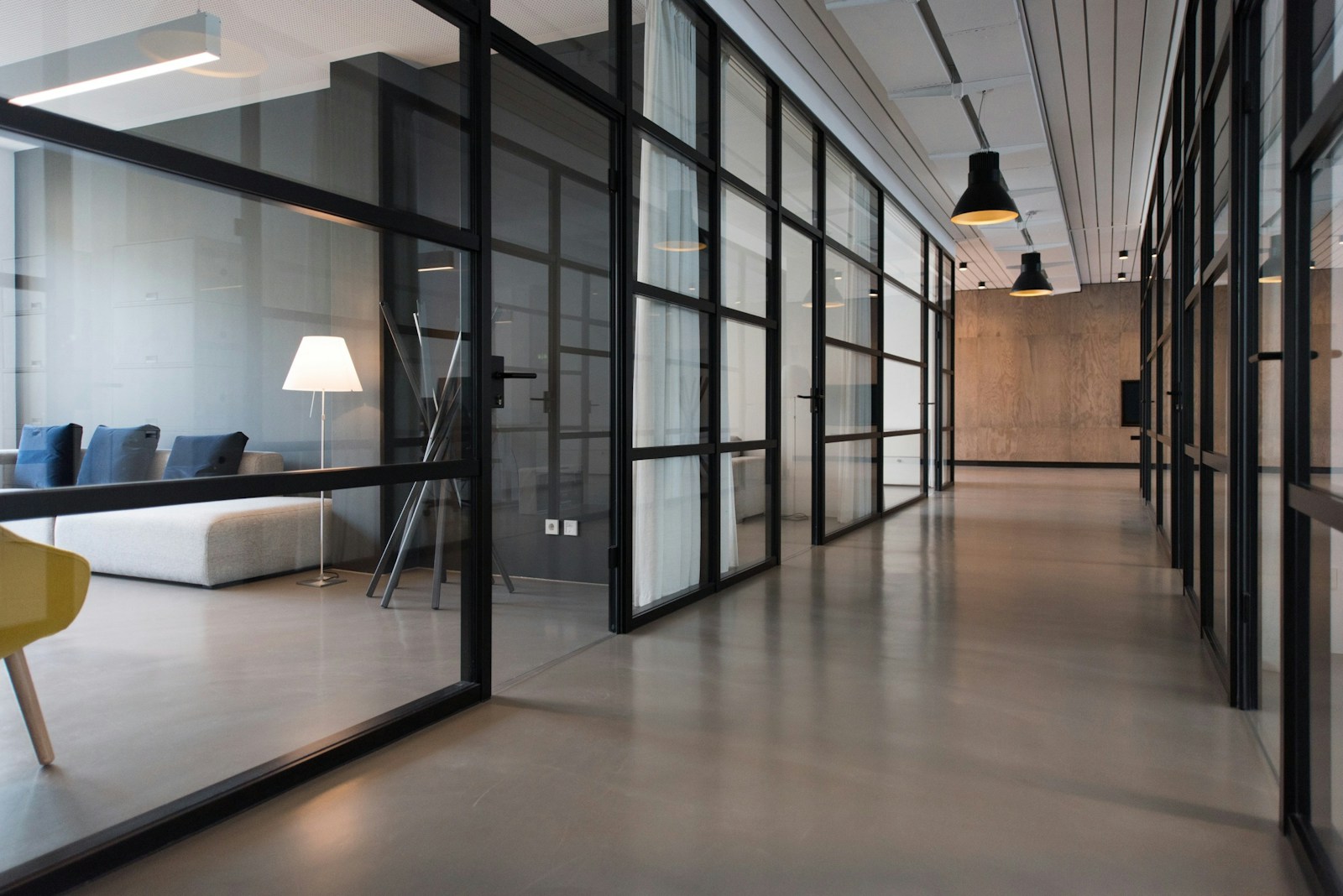 Ambiente contemporâneo de trabalho, com luz natural e espaços conectados
