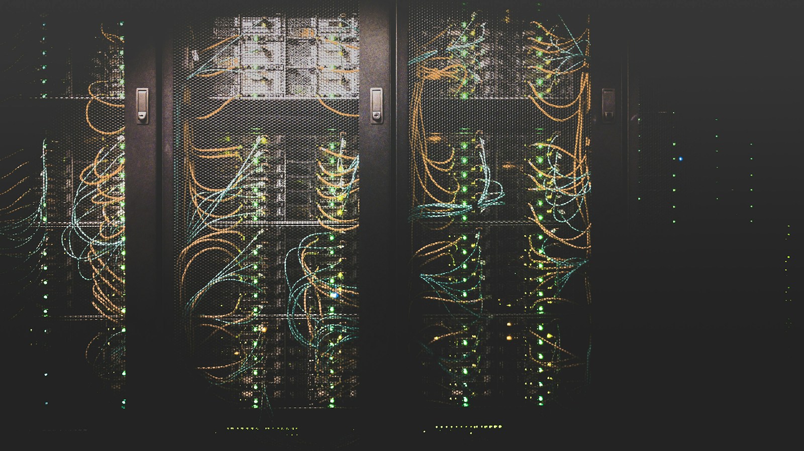 Corredor de servidores, imagem ilustrativa de infraestrutura tecnológica